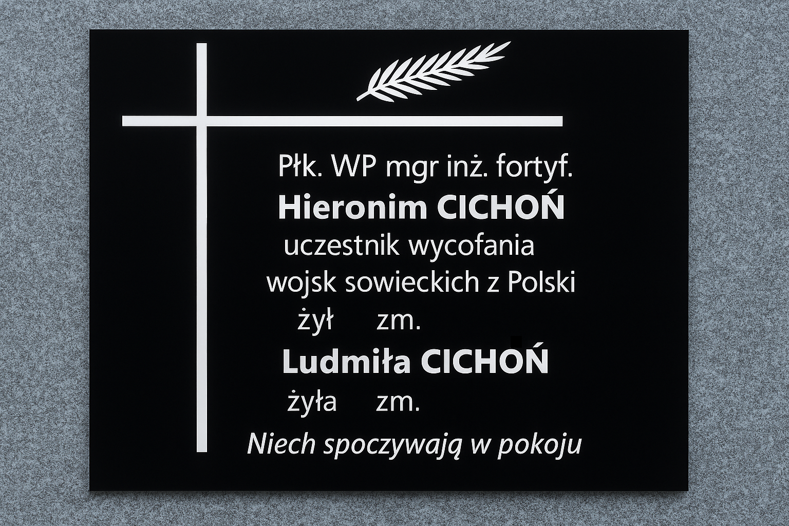 Tablica nagrobkowa z czarnego granitu z białym krzyżem i gałązką laurową, upamiętniająca Hieronima Cichonia – pułkownika WP i inżyniera fortyfikacji – oraz Ludmiłę Cichoń, z inskrypcją: Niech spoczywają w pokoju