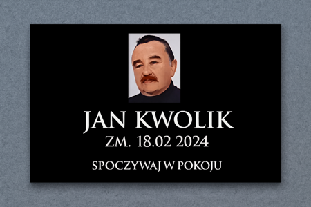 Tablica nagrobkowa z czarnej plexi z fotografią Jana Kwolika i białym krzyżem, z inskrypcją: zm. 18.02.2024 r., Spoczywaj w pokoju