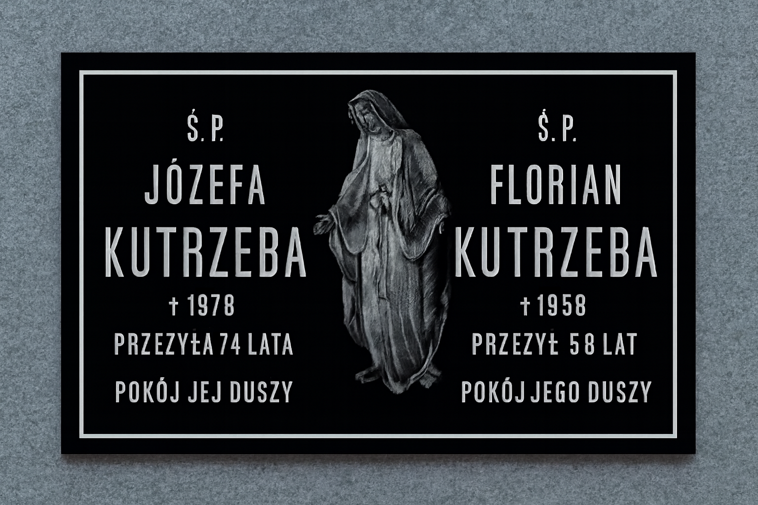 Tablica nagrobkowa z czarnej plexi z centralnym wizerunkiem Matki Boskiej, upamiętniająca Józefę Kutrzebę i Floriana Kutrzebę, z inskrypcjami: Ś.P., datami śmierci, wiekiem oraz formułą Pokój ich duszy