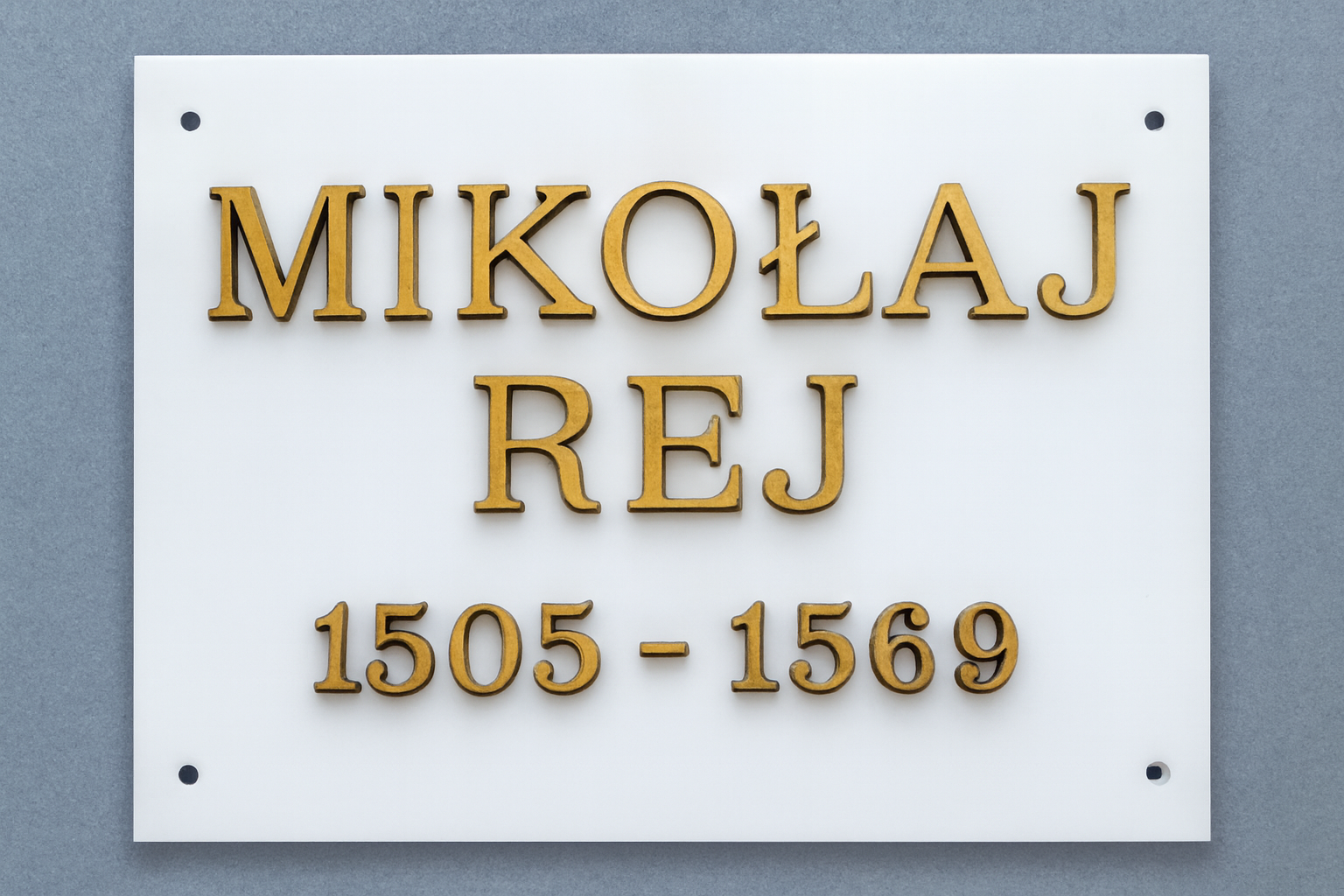 Tablica pamiątkowa z białego granitu z zamocowanymi mosiężnymi literami, upamiętniająca Mikołaja Reja z datami: 1505–1569