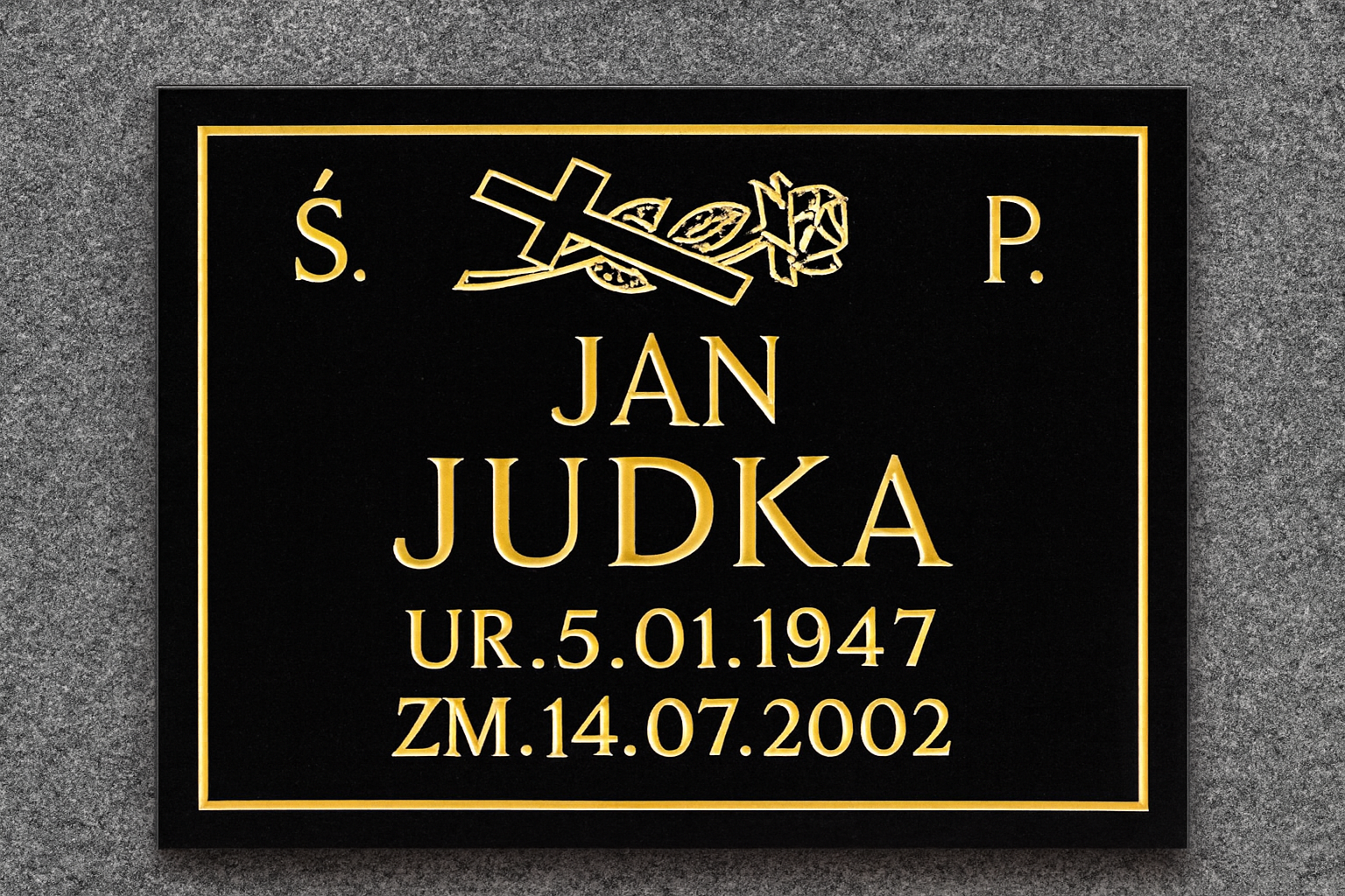 Tablica nagrobkowa dla 1 osoby z literami w kolorze złotym