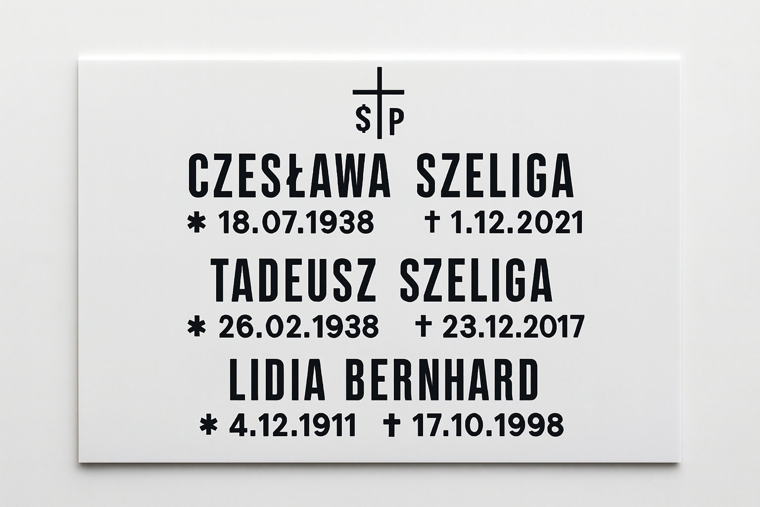 Tablica nagrobkowa dla 3 osób w jasnym kolorze, z wyraźnym podziałem inskrypcji