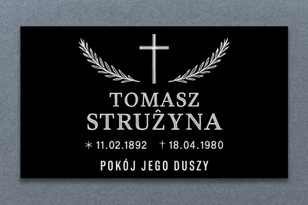 Tablica nagrobkowa z czarnej plexi z białym krzyżem i gałązkami laurowymi, upamiętniająca Tomasza Strużynę z datami życia oraz inskrypcją: Pokój jego duszy
